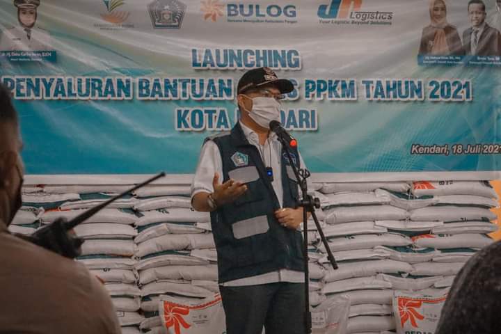 Sulkarnain Kadir Salurkan Bantuan Beras PPKM Mikro