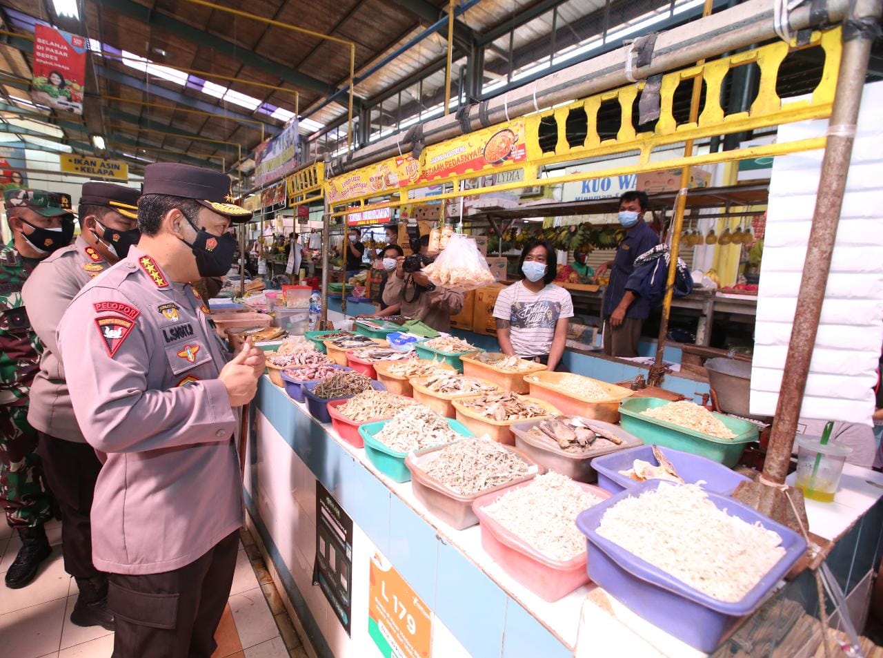 Tinjau Posko Pasar Modern BSD, Kapolri Ingin Prokes Ditegakan Guna Menurunkan Level PPKM