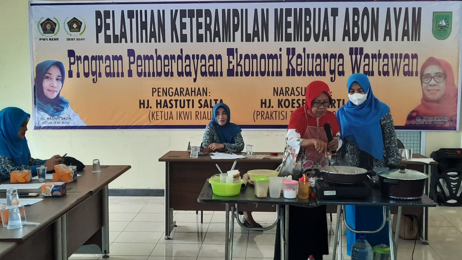 Tingkatkan Ekonomi Keluarga, IKWI Riau Gandeng Praktisi Tata Boga Adakan Pelatihan Membuat Abon Ayam