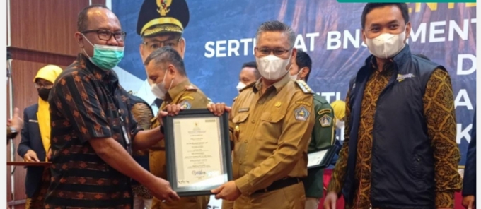 Sulkarnain Serahkan Sertifikat BNSP pada UKM di Kendari