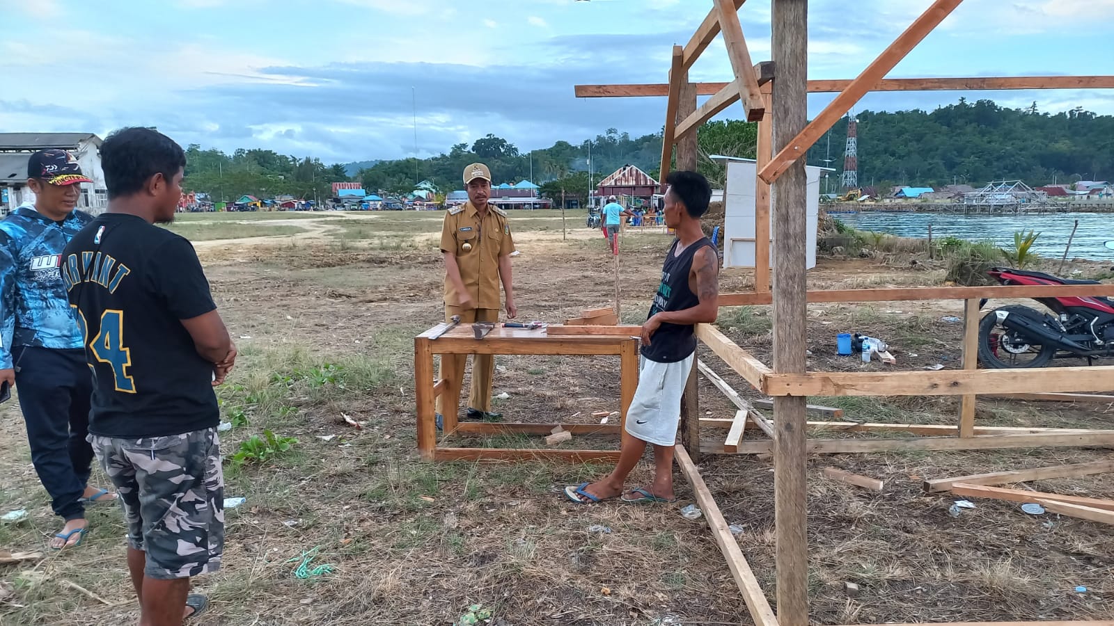 Bupati Konkep Kunjungi Pedagang TPI yang Direlokasi