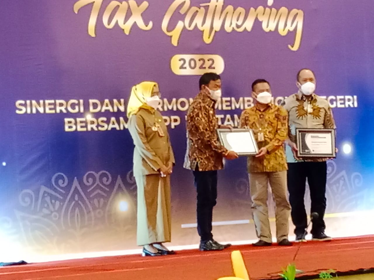 Masuk Sebagai Kategori Taat Pajak, Pemda Konkep Terima Penghargaan dari KPP Pratama Kendari