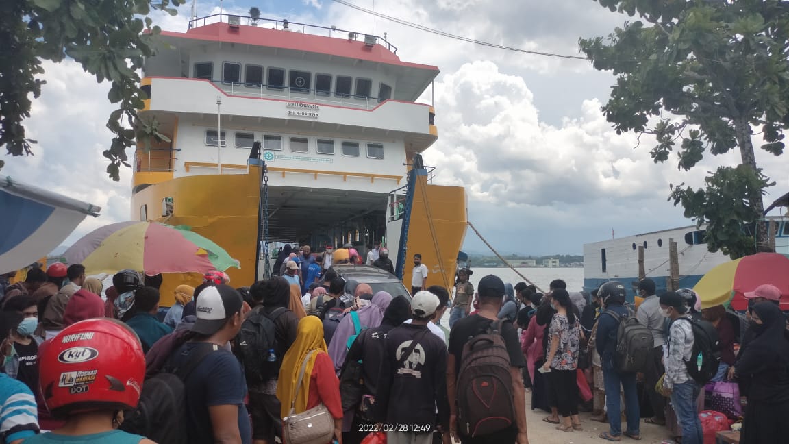 Penumpang Padati Pelabuhan Penyeberangan Kendari-Langara, Protokol Kesehatan Terabaikan