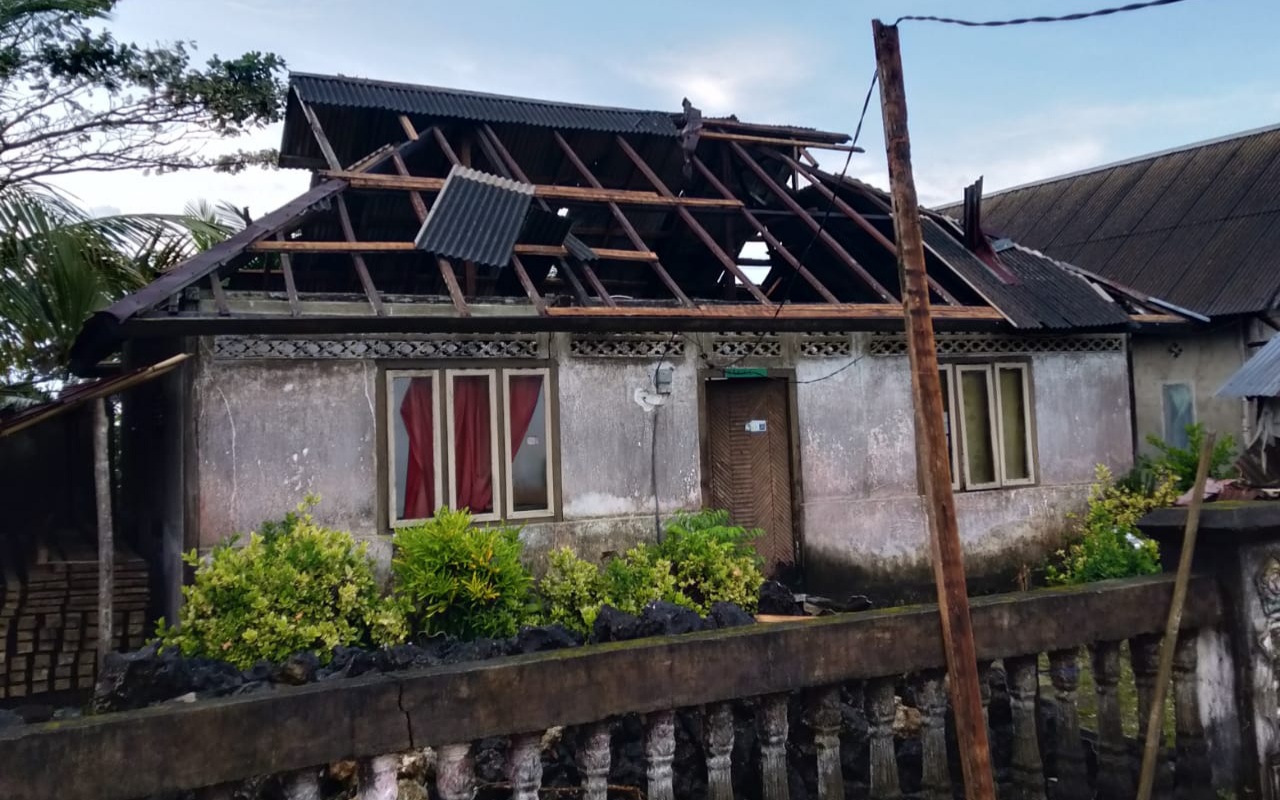 Diterpa Angin Puting Beliung, 5 Rumah Warga di Wawonii Timur Rusak Parah