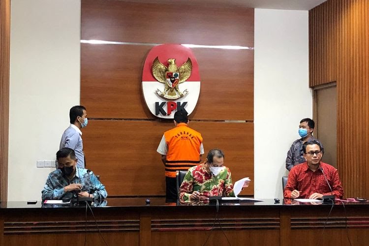 KPK Tetapkan Kepala BKPSDM Muna dan Adik Bupati Tersangka Kasus Dugaan Suap Dana PEN Koltim