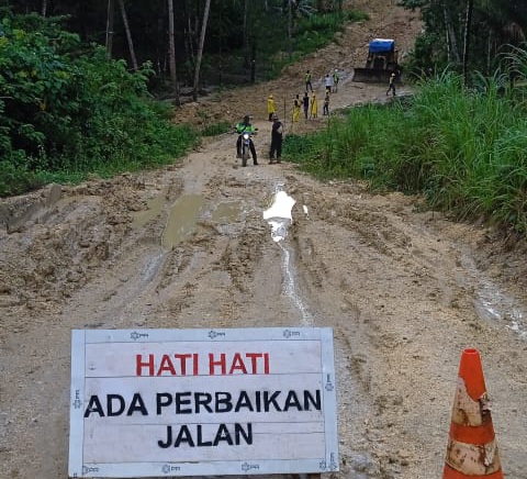 PT GKP Kembali Lakukan Perbaikan Jalan Wawouso-Bobolio Konkep