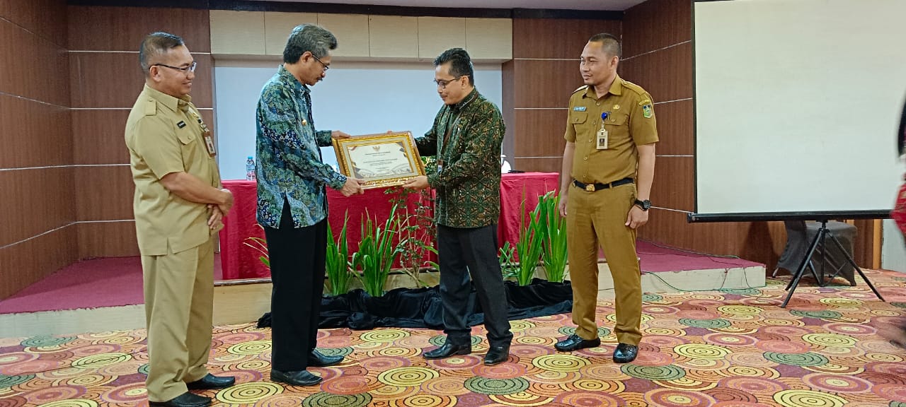 Bupati Konkep H. Amrullah Terima Plakat dan Piagam Penghargaan WTP Dari Menkeu RI