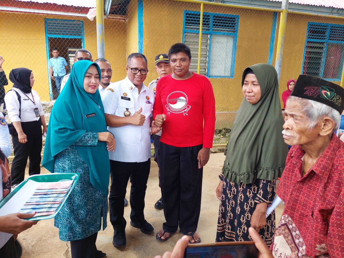 Pj Bupati Muna Barat Serahkan Langsung BLT kepada Masyarakat Kelurahan Wamelai