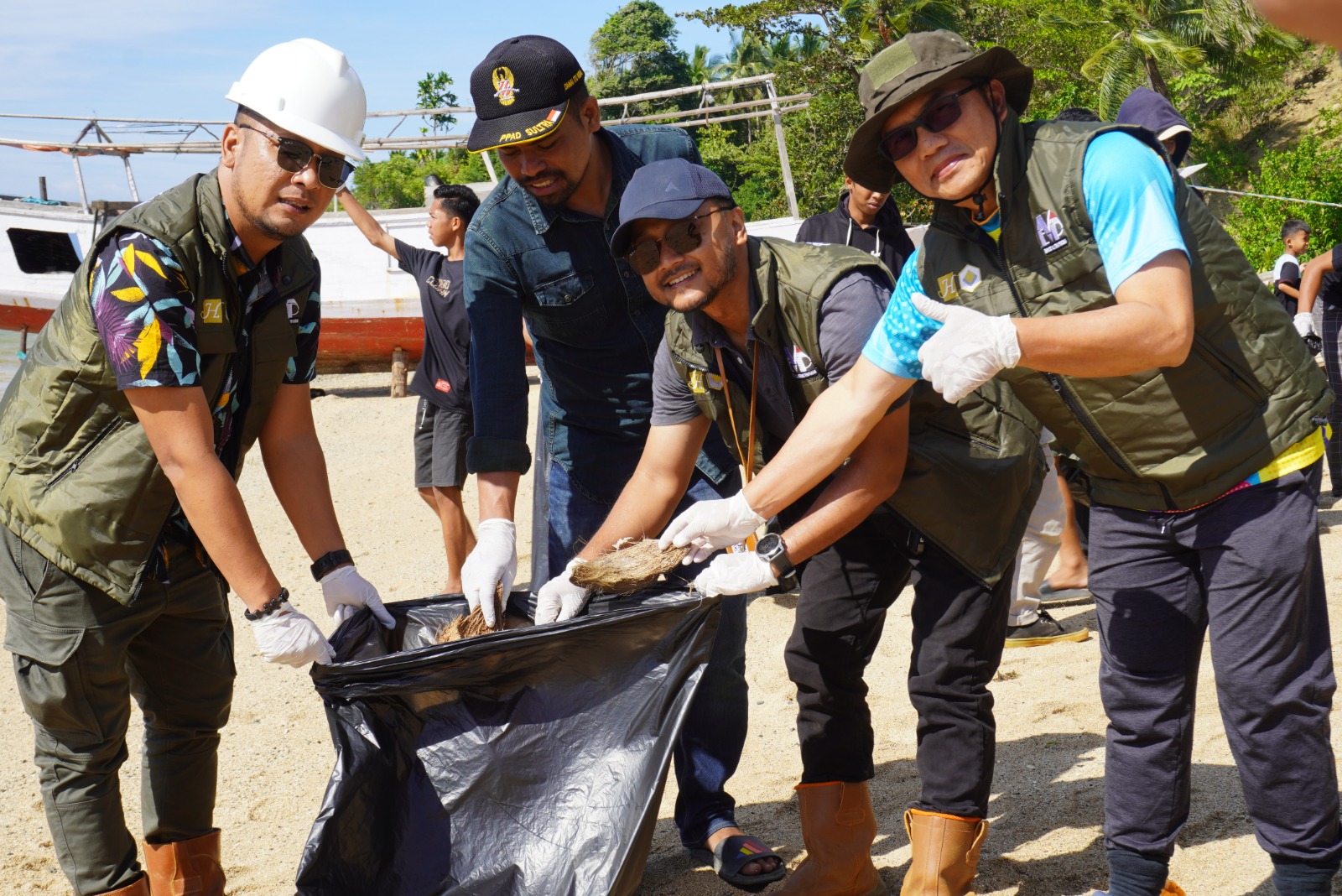 PT GKP Bersama Warga Nambo Jaya Gelar Aksi Bersih Pantai