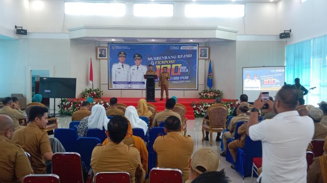 Bupati Rifqy Saifullah Razak, ST didampingi wakilnya Muhammad Farid, SE dalam kegiatan Ekspose 100 hari kerja.