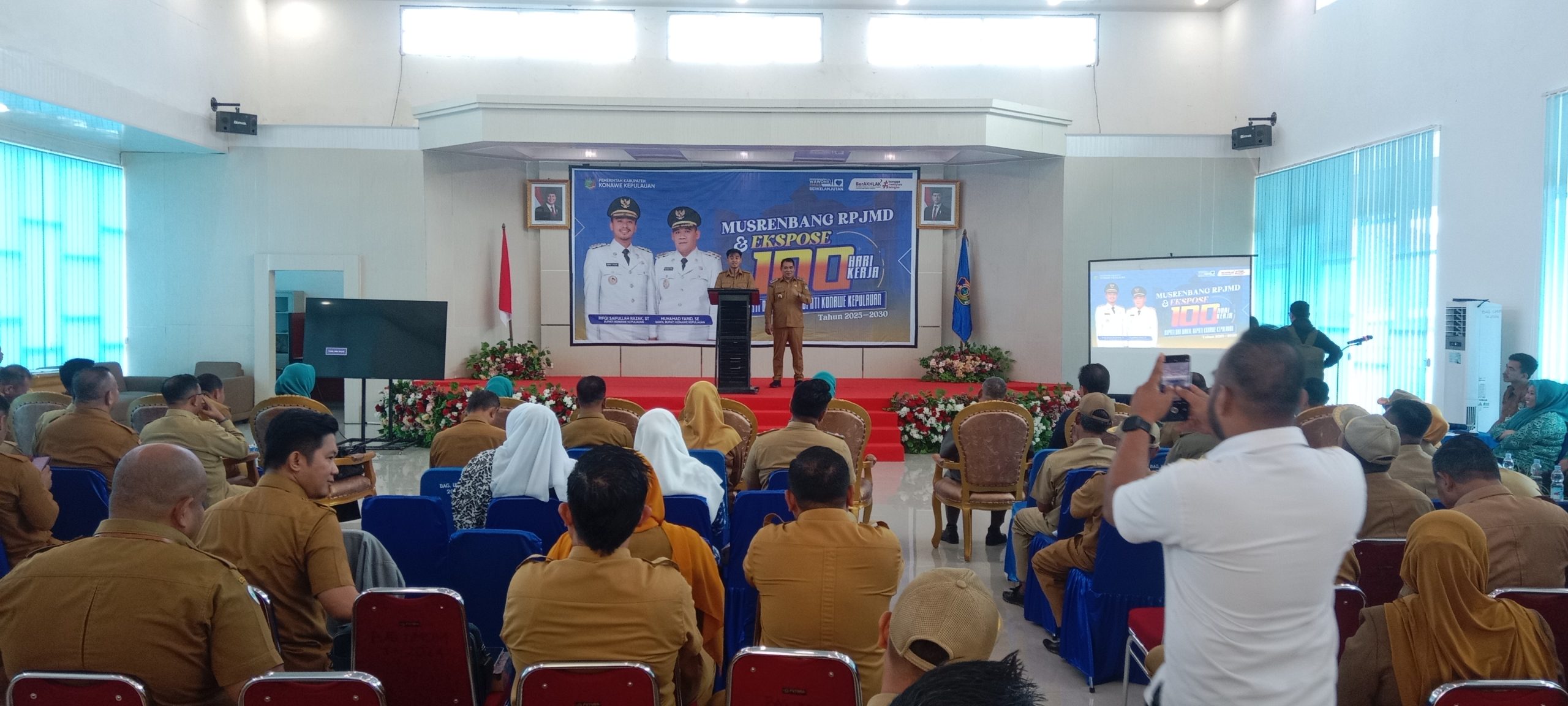 Bupati Rifqy Saifullah Razak, ST didampingi wakilnya Muhammad Farid, SE dalam kegiatan Ekspose 100 hari kerja.
